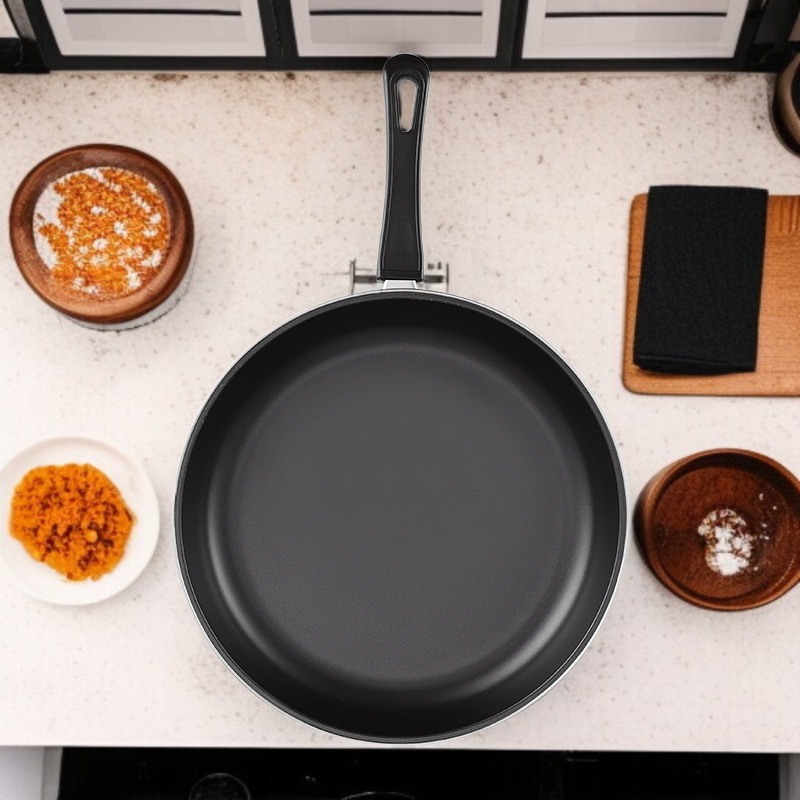 厚揚げを調理中のミニステーキパン