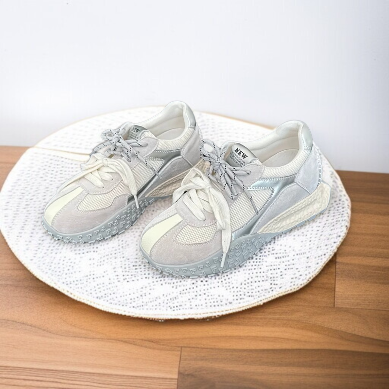 身長アップ効果のある厚底カジュアルシューズ