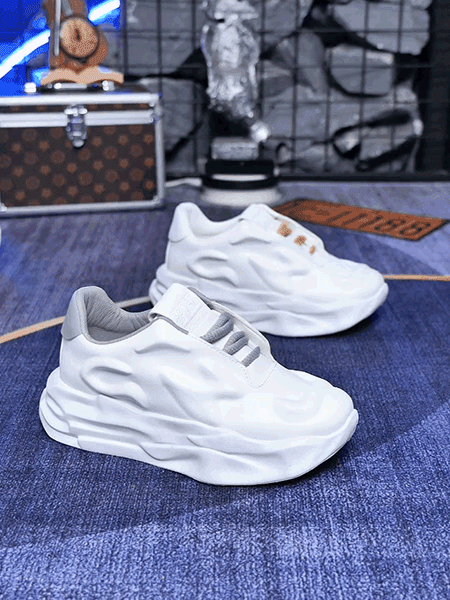 Tenisi de modă cu talpă groasă