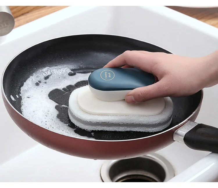 掃除後の清潔なキッチンとスポンジ