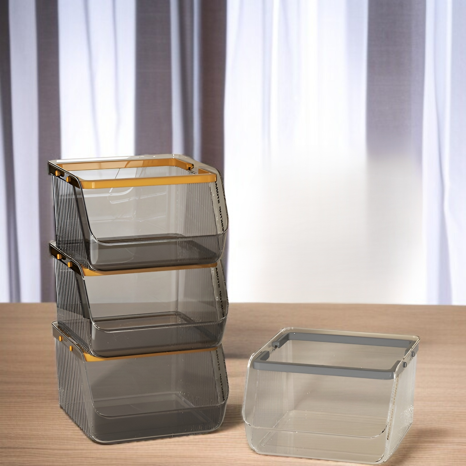 デスク上の化粧品を整理するアクリル収納ボックス