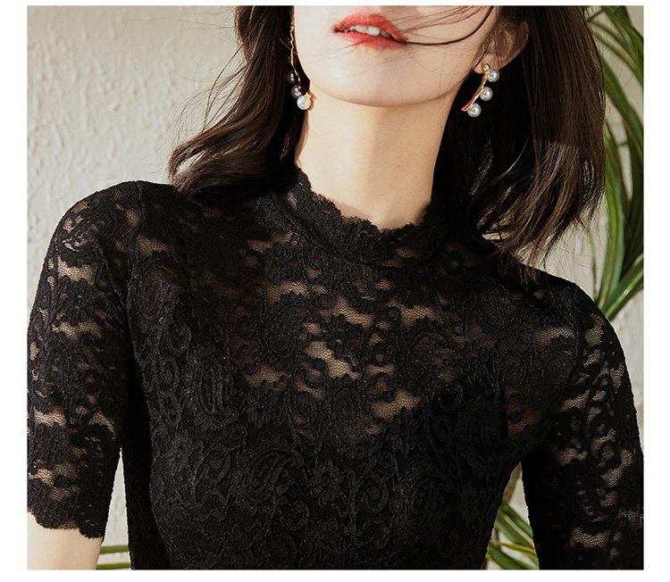 柔らかい素材のレースキャミソール