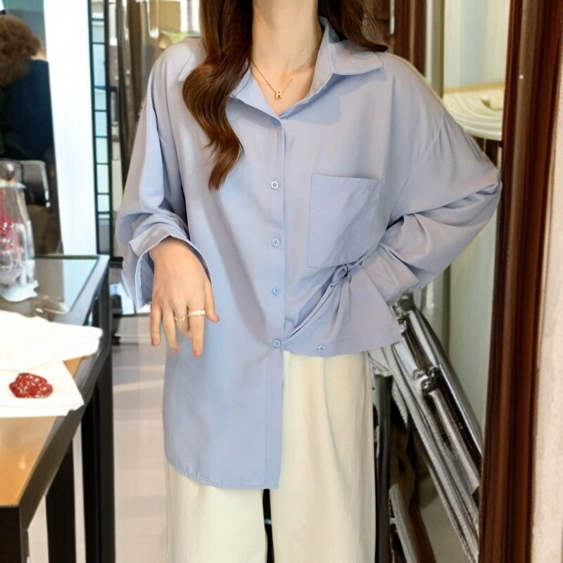 ジャケットと重ね着したシフォンシャツコーディネート