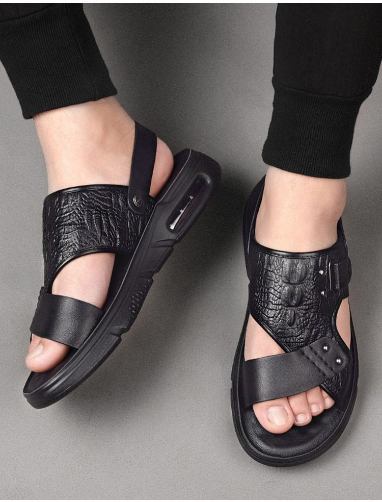 タウンユースにも使えるクロコ型メンズサンダル