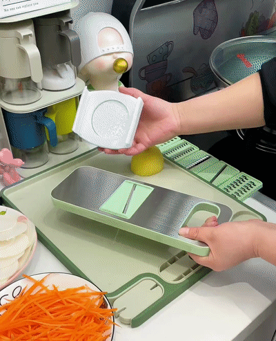 주방에서 슬라이서 사용하는 모습