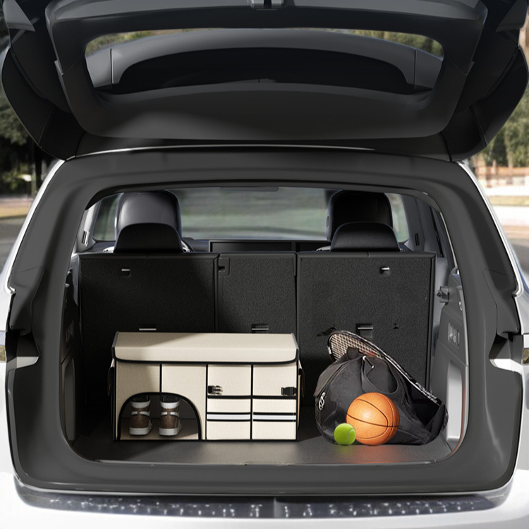 車内整理に役立つ収納ボックスの使用シーン