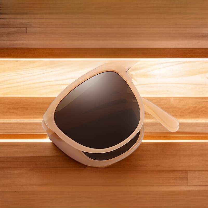 편광 렌즈가 적용된 여성 선글라스 클로즈업