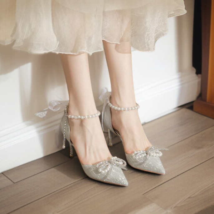 실버 크리스털 장식이 돋보이는 스틸레토 단화 측면