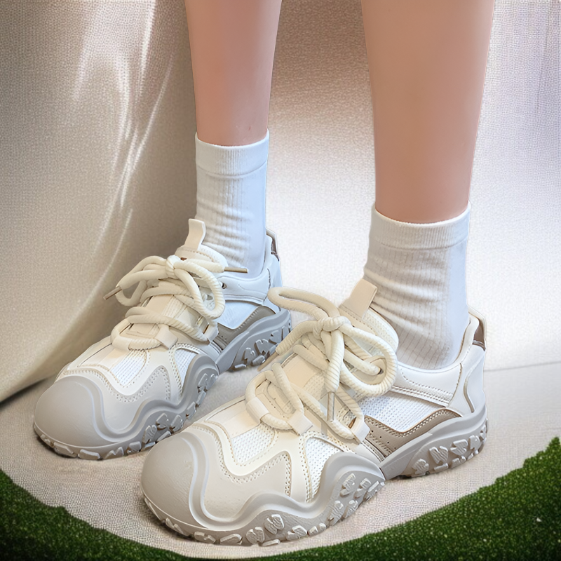 夏用軽量スポーツシューズの着用イメージ