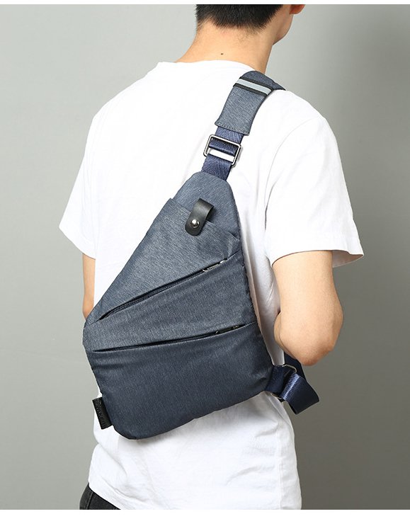 軽量で丈夫な素材のメンズボディバッグ