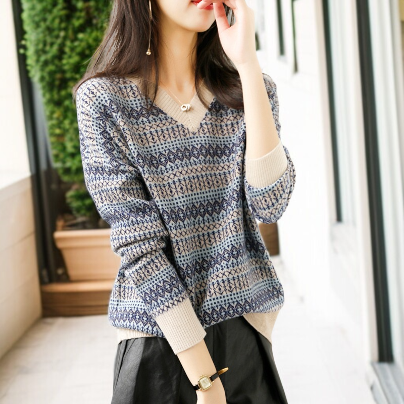 ゆったりシルエットのトップス着用例