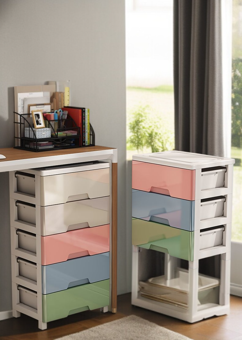 서랍을 열어 수납하는 모습