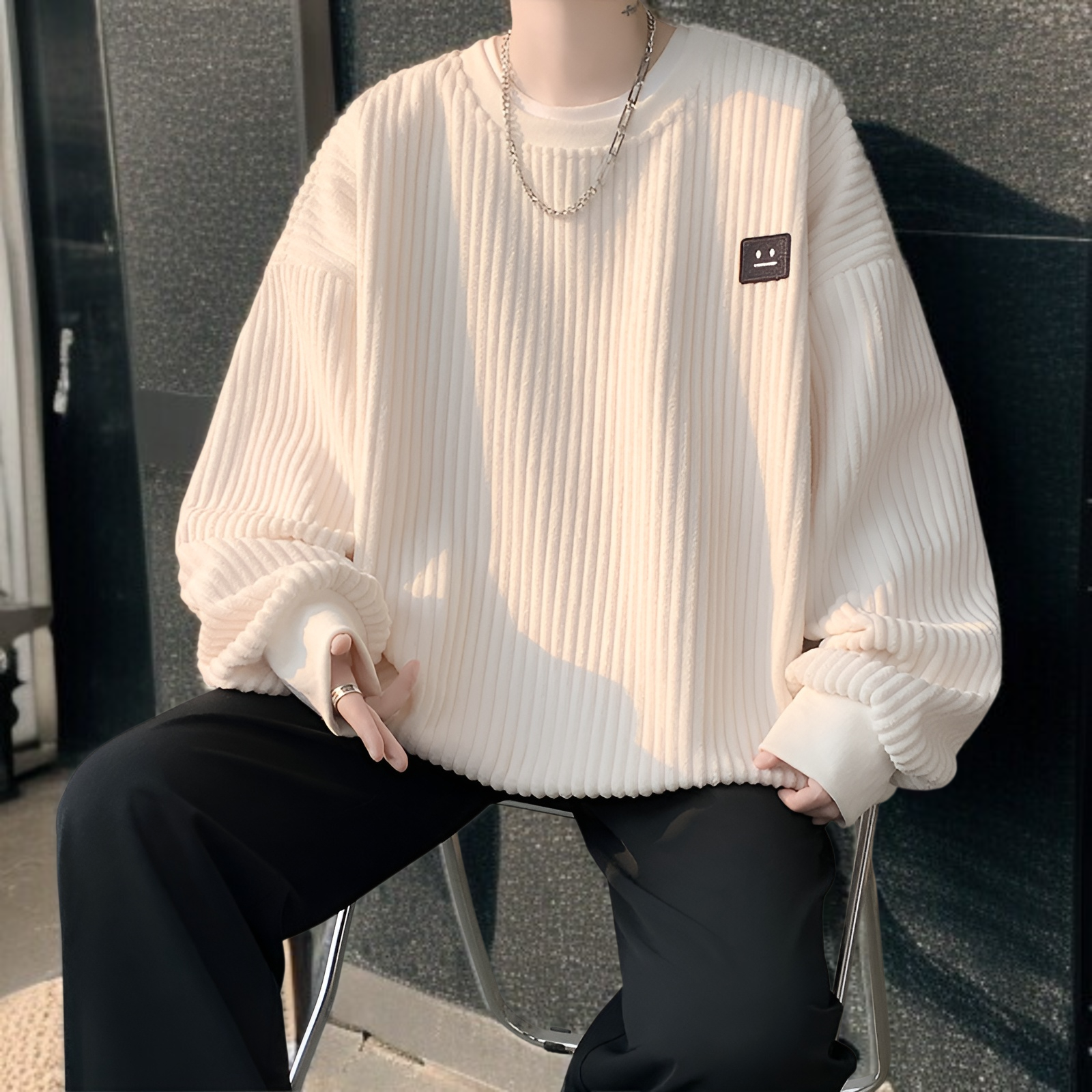 スウェットシャツの細部デザインと質感