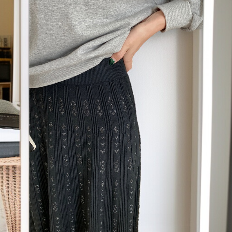 사타구니를 가려주는 하프 기장 스커트 측면 이미지