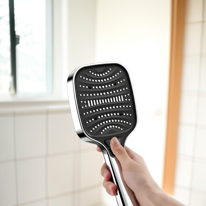 수분 팽배 기능이 돋보이는 샤워기 근접 사진