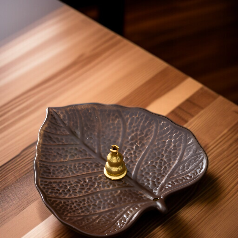 銀杏の葉があしらわれた香炉の側面