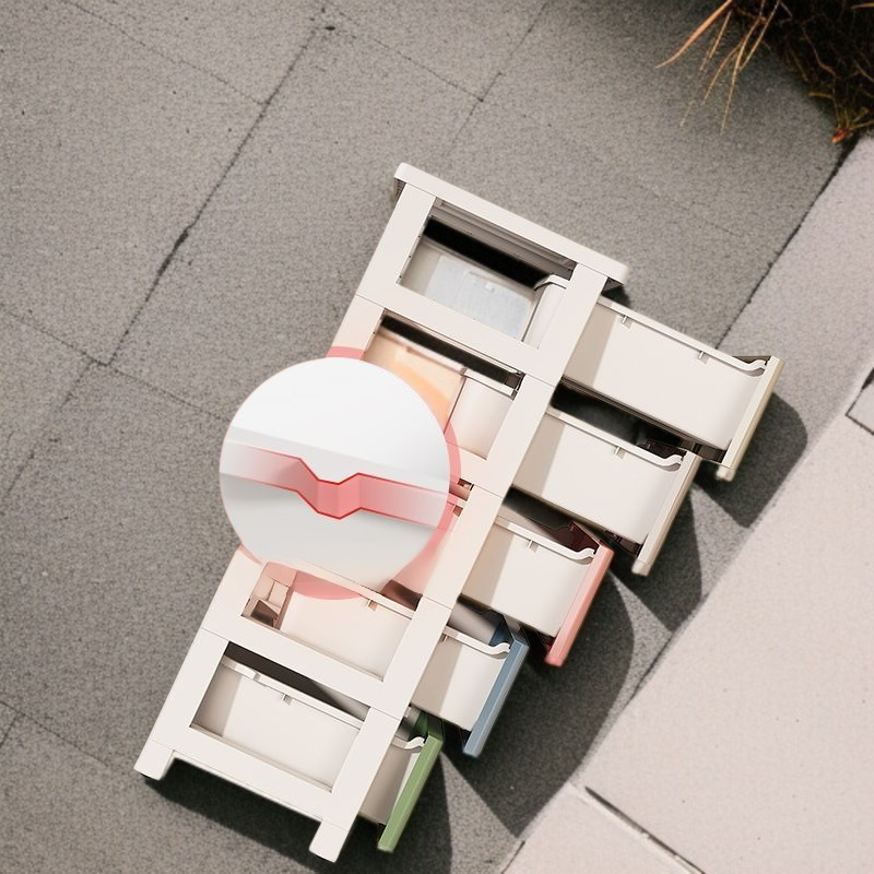 거실에 놓인 서랍형 플라스틱 수납장