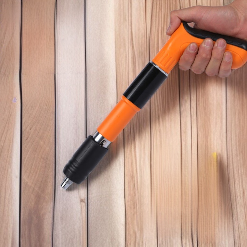 天井釘打ち作業中のミニネイルガン使用例