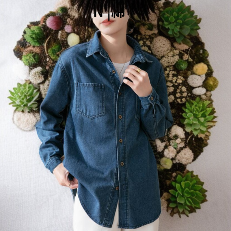 ボトムシャツとして着用したスリムフィットデニムシャツ