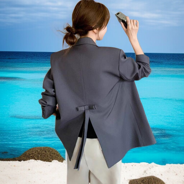 리본 디자인의 그레이 여성 정장 코트 전면 이미지